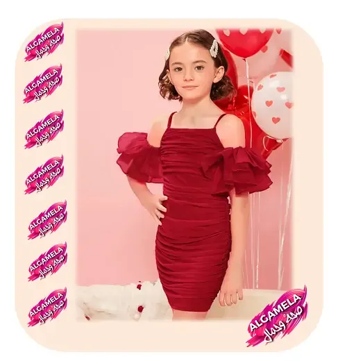 مزين بـ كسرات رقيقة مع أكتاف عارية، يمنحها إطلالة ناعمة تجمع بين الأنوثة الطفولية و سحر الباليه