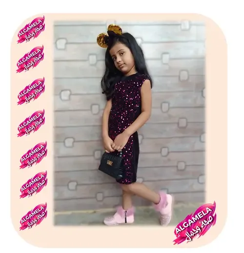 فستان أطفال سواريه سك قصير بلون الفحمي، بـ أكمام عارية يتخللها بريق نبيتي يمتد بطول الثوب