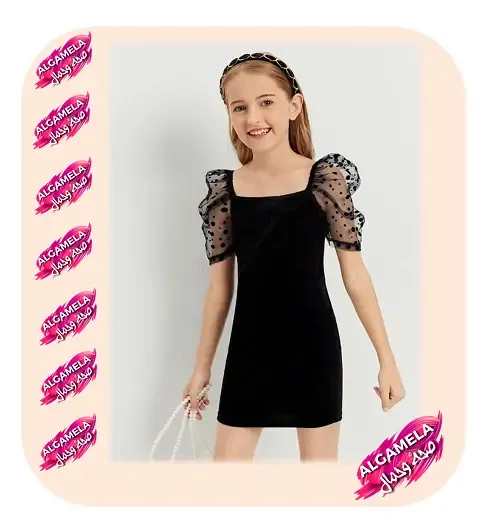 أكمام قصيرة شفافة وفستان أسود