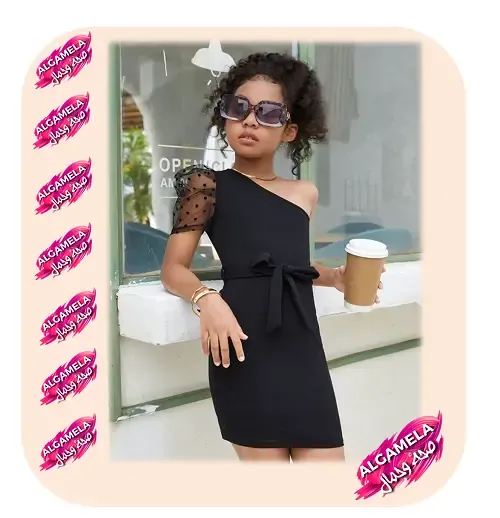 كتف واحد وكم قصير شفاف مع فستان أسود