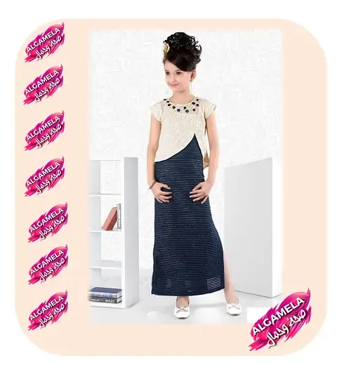 فستان سواريه سك طويل يمزج بين بياض الثلج و عمق الأزرق الداكن، مع أكمام عارية تمنحها طلة ملكية تأسر الأبصار.