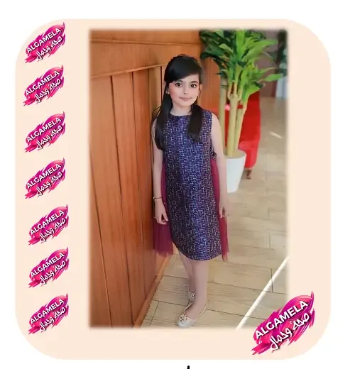 فستان أزرق داكن بلمعة خفيفة وأكتاف عارية