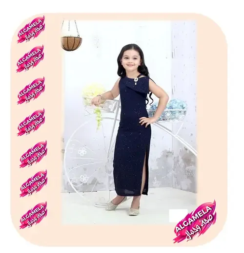 بلون الأزرق الداكن الساحر، مع ذراعين عاريتين يمنحانها إطلالة أنيقة تجمع بين الجرأة المحتشمة و الجاذبية الملكية