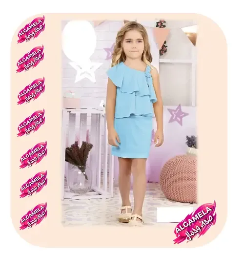 تنورة جلدية و بلوزة بيضاء بأكتاف عارية وكشكش