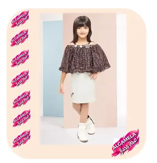 بني وأبيض بأكتاف عارية