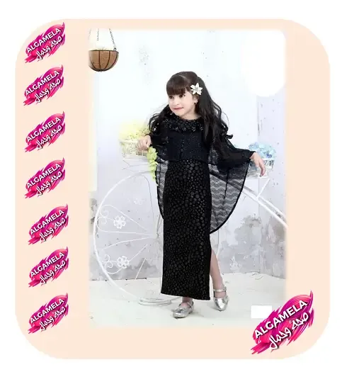 إطلالة الأنيقات من فساتين سواريه اطفال سك بلون الأسود القاتم الأنيق، الذي يمنحها هالة من الرقي و الجاذبية في كل مناسبة.