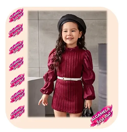 مع أكمام طويلة و كاب أسود راقي يمنحها إطلالة ملكية تأسر القلوب قبل الأبصار