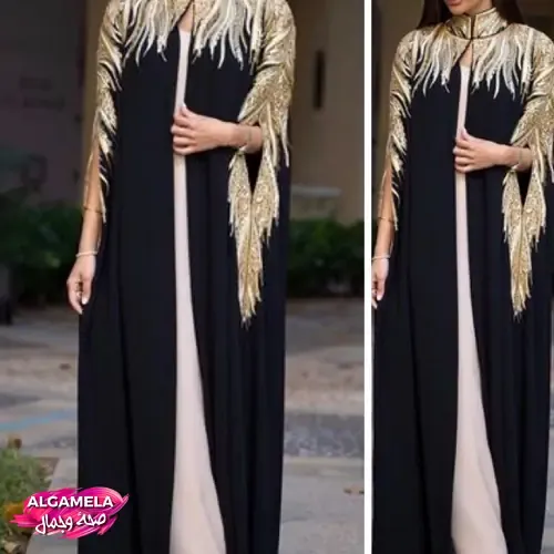 عبايات سوداء: اجعلي إطلالتك جذابة بأحدث تشكيلة من العبايات عباية أنيقة ذات أكمام واسعة مزينة بتطريز ذهبي كثيف على الكتف، وتتميز بتصميم مفتوح يظهر فستانًا داخليًا بلون كريمي فاتح.