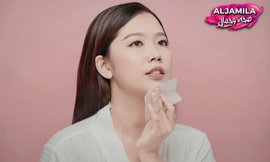 خطوات العناية بالبشرة الأساسية يوميًا : تنظيف البشرة